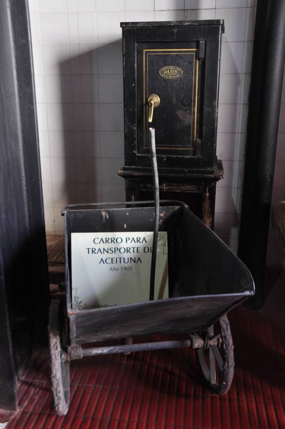 Antigo equipamento utilizado na produtora de azeite Laur, em Mendoza, na Argentina